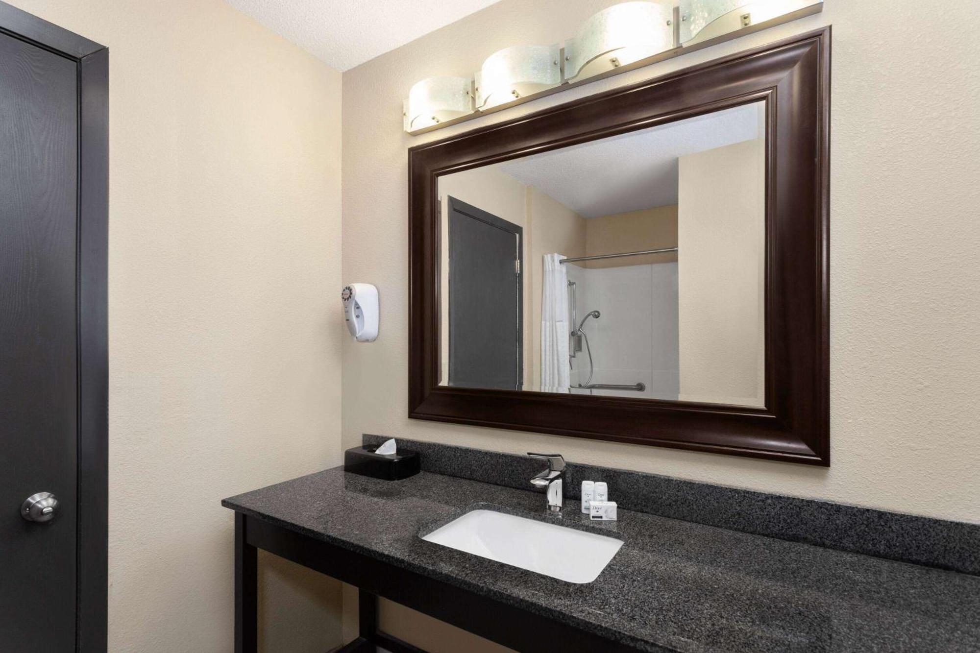 Super 8 By Wyndham Copley Akron מראה חיצוני תמונה